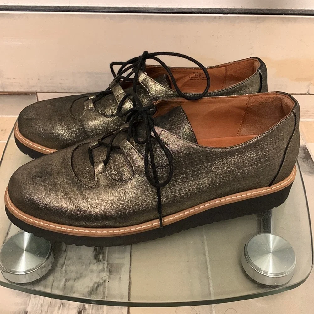 L’AmourDesPied metallic tone loafer style shoe - Picture 2 of 7